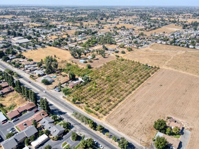 2209 N Marks Avenue, Fresno, CA 93722