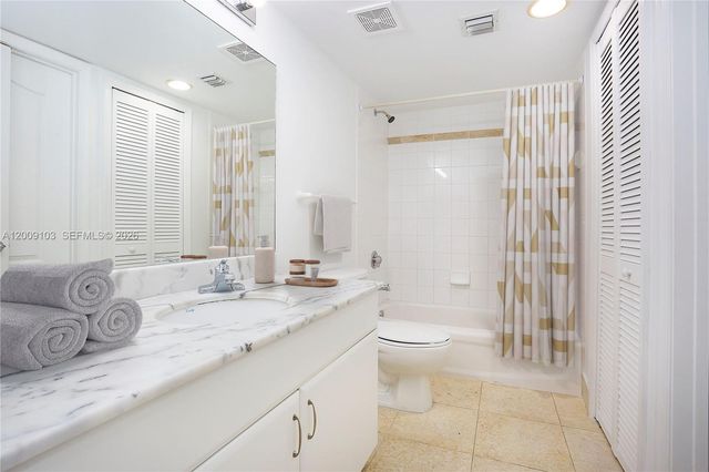 1200 Brickell Bay Dr 1614, Miami, FL 33131