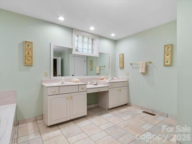 218 Slickrock Road, Burnsville, NC 28714