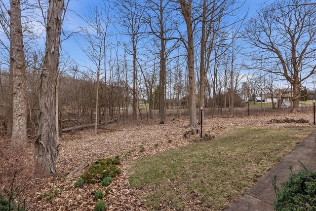 W275S4411 Green Country ROAD, Waukesha, WI 53189
