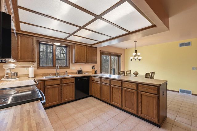 W275S4411 Green Country ROAD, Waukesha, WI 53189