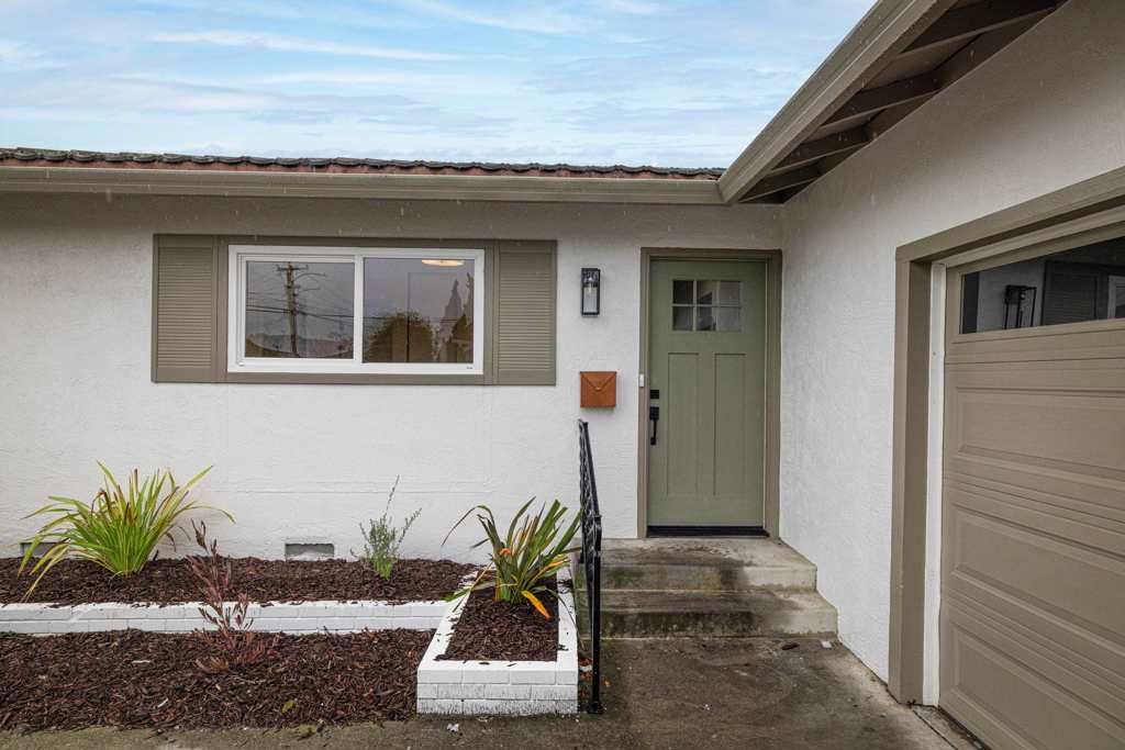 Image 4 of property listing at 14381 14381 Trinidad Rd, San Leandro, CA 94577
