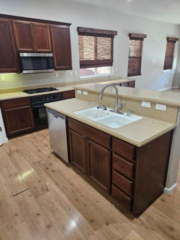 3570 Whispering Oak Dr, Ceres, CA 95307