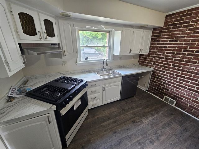 3200 Motor St, Sheraden, PA 15204