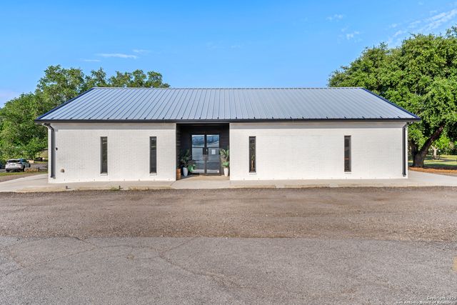 1301 Hospital Blvd BLDG B, Floresville, TX 78114