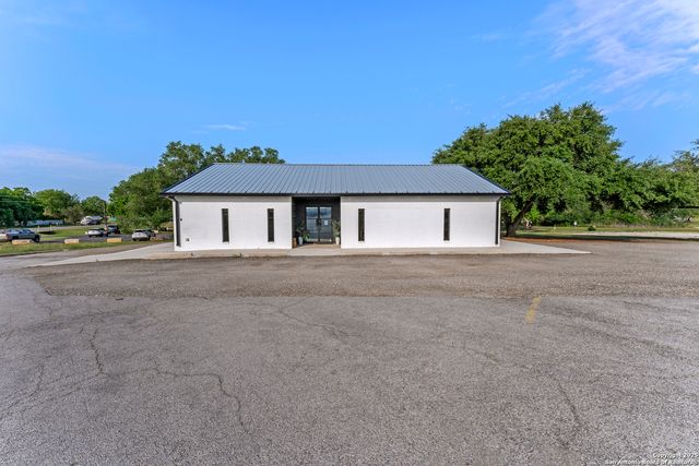 1301 Hospital Blvd BLDG B, Floresville, TX 78114