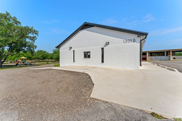 1301 Hospital Blvd BLDG B, Floresville, TX 78114
