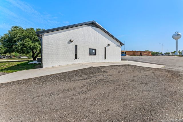 1301 Hospital Blvd BLDG B, Floresville, TX 78114