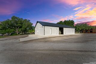 1301 Hospital Blvd BLDG B, Floresville, TX 78114