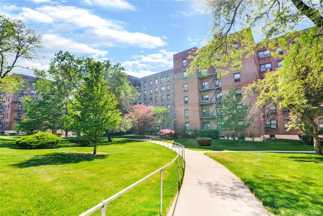 25-34 Union Street 2D, Flushing, NY 11354