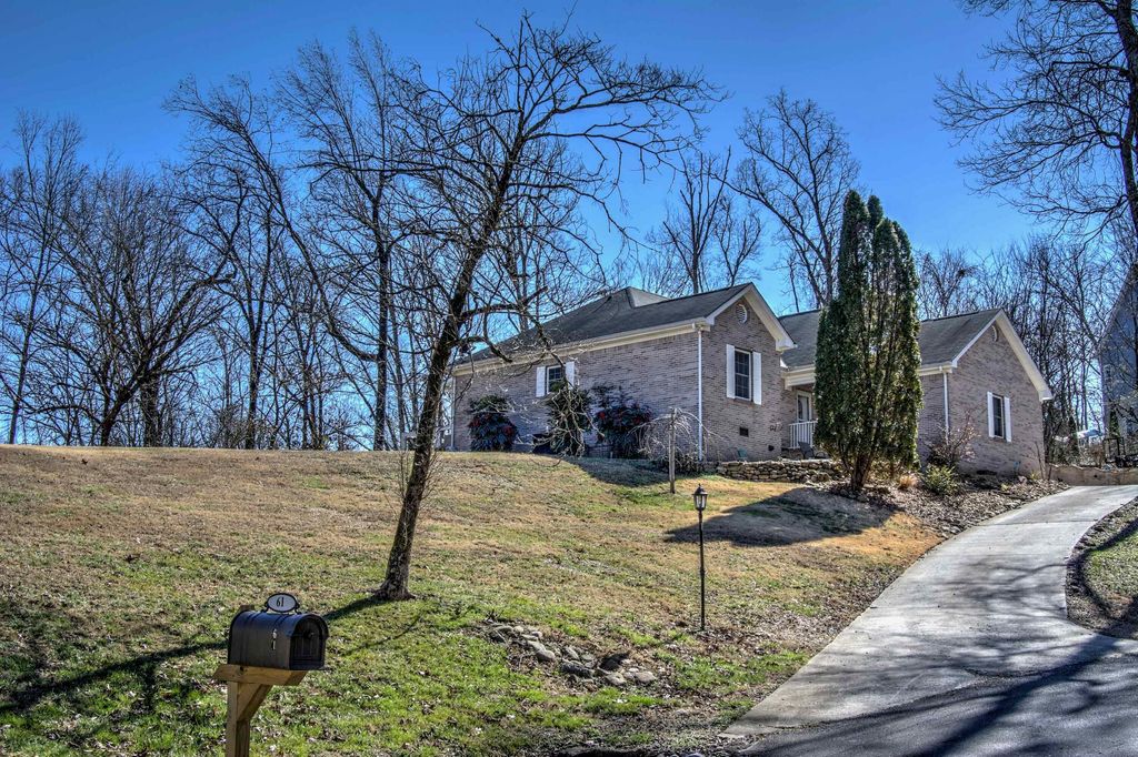 61 Lake Drive, Trenton, GA 30752