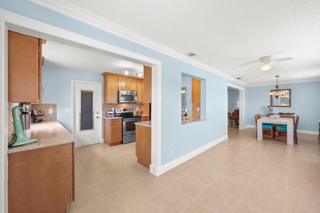 2114 SW 13th Place, Boynton Beach, FL 33426