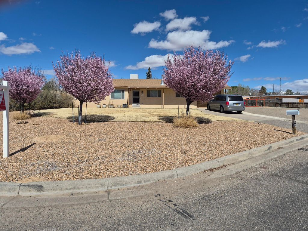 Image 3 of property listing at 3601 33rd Circle SE, Rio Rancho, NM 87124