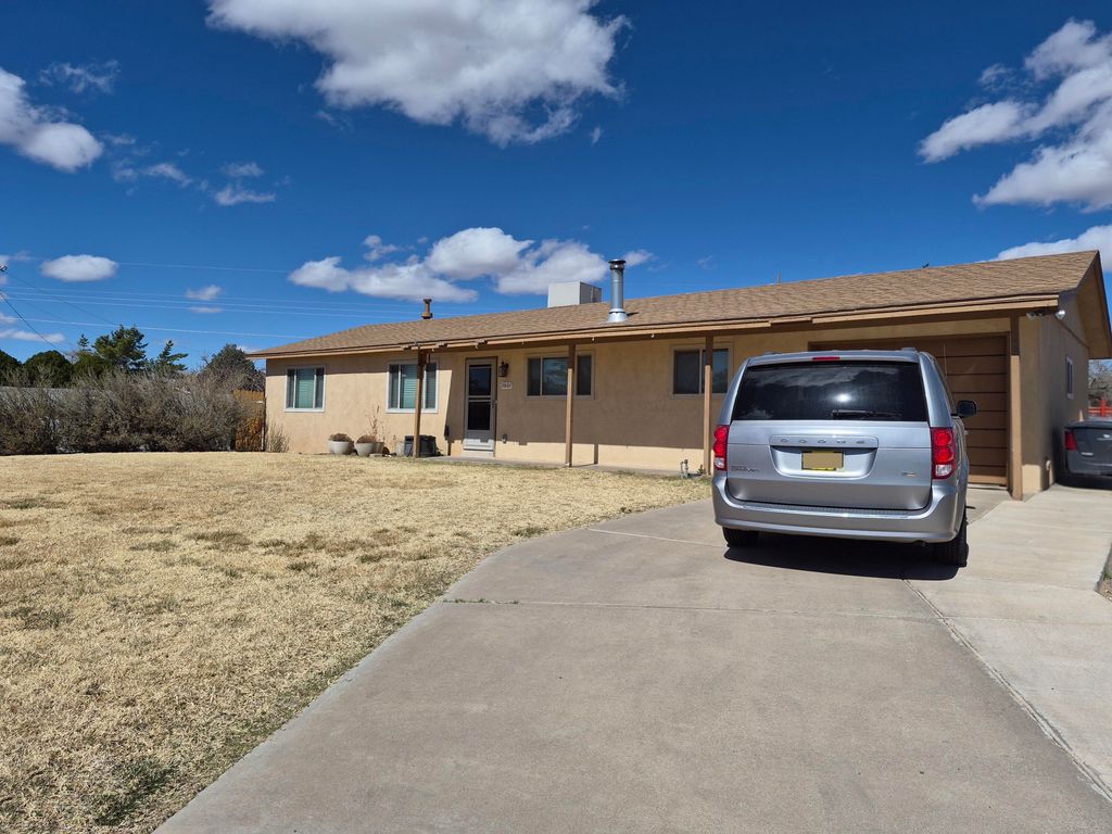 Image 5 of property listing at 3601 33rd Circle SE, Rio Rancho, NM 87124