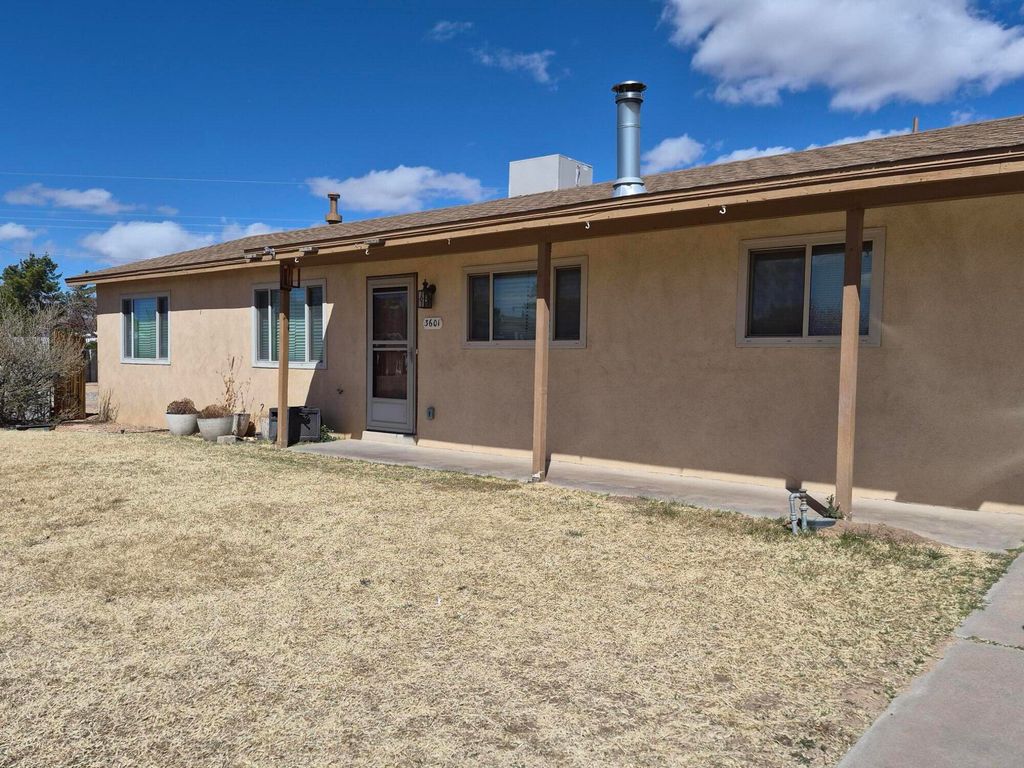 Image 7 of property listing at 3601 33rd Circle SE, Rio Rancho, NM 87124