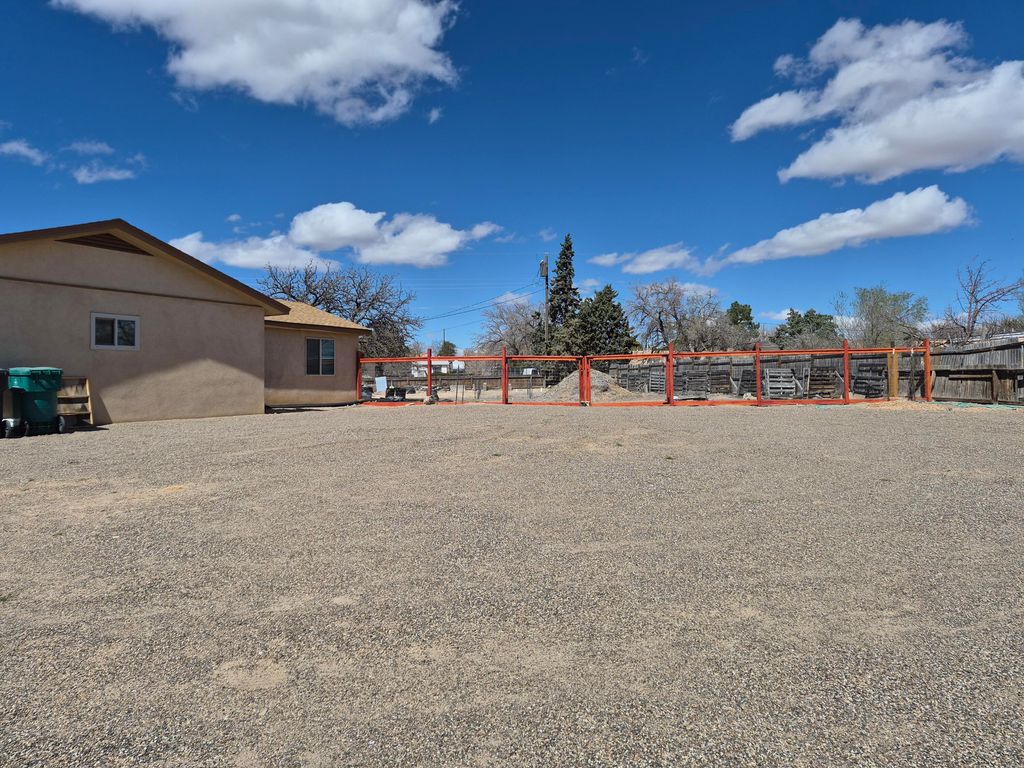 Image 9 of property listing at 3601 33rd Circle SE, Rio Rancho, NM 87124