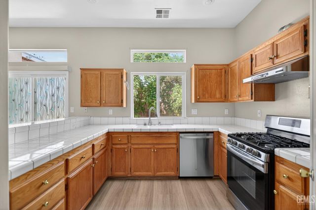 6710 Leaf Valley Drive, Bakersfield, CA 93313