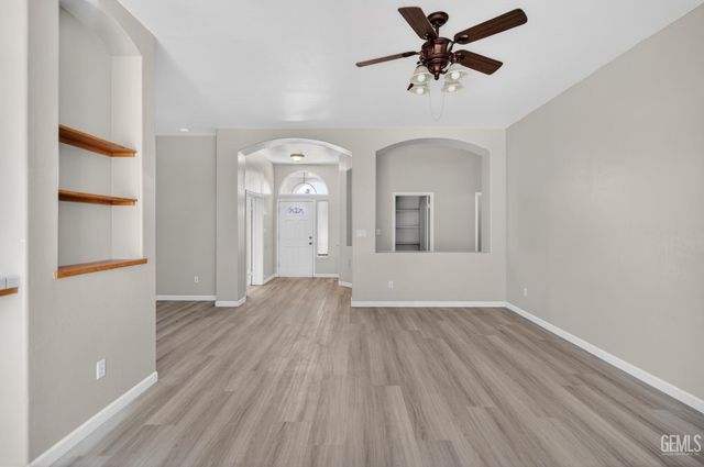 6710 Leaf Valley Drive, Bakersfield, CA 93313