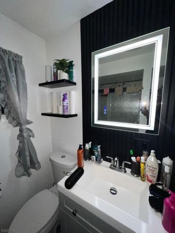 15 Wade St, Jersey City, NJ 07305