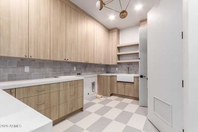 7053 E DREYFUS Avenue, Scottsdale, AZ 85254