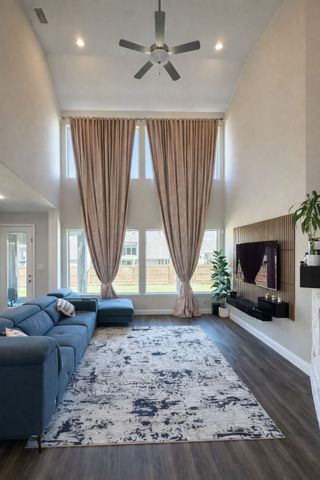 2136 W Chapman Lane, Little Elm, TX 75068