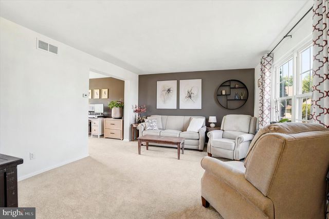 37 COPPERLEAF DR, Newtown, PA 18940