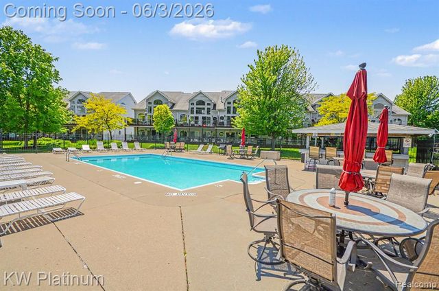 37860 Jefferson Avenue, Harrison Twp, MI 48045