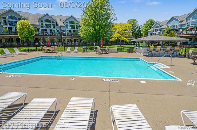 37860 Jefferson Avenue, Harrison Twp, MI 48045