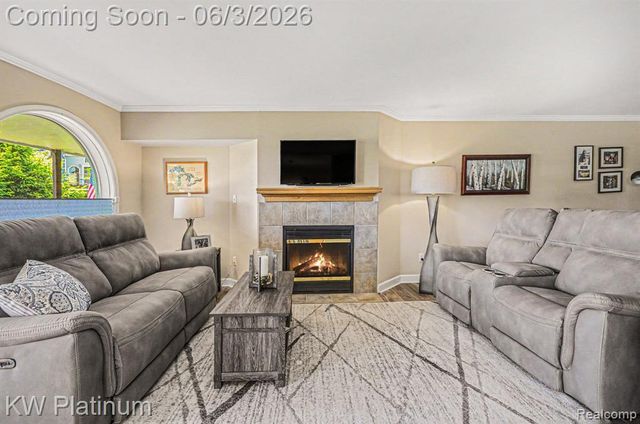 37860 Jefferson Avenue, Harrison Twp, MI 48045