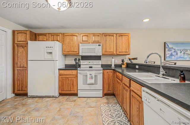 37860 Jefferson Avenue, Harrison Twp, MI 48045