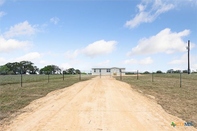 1287 County Road 402, Flatonia, TX 78941