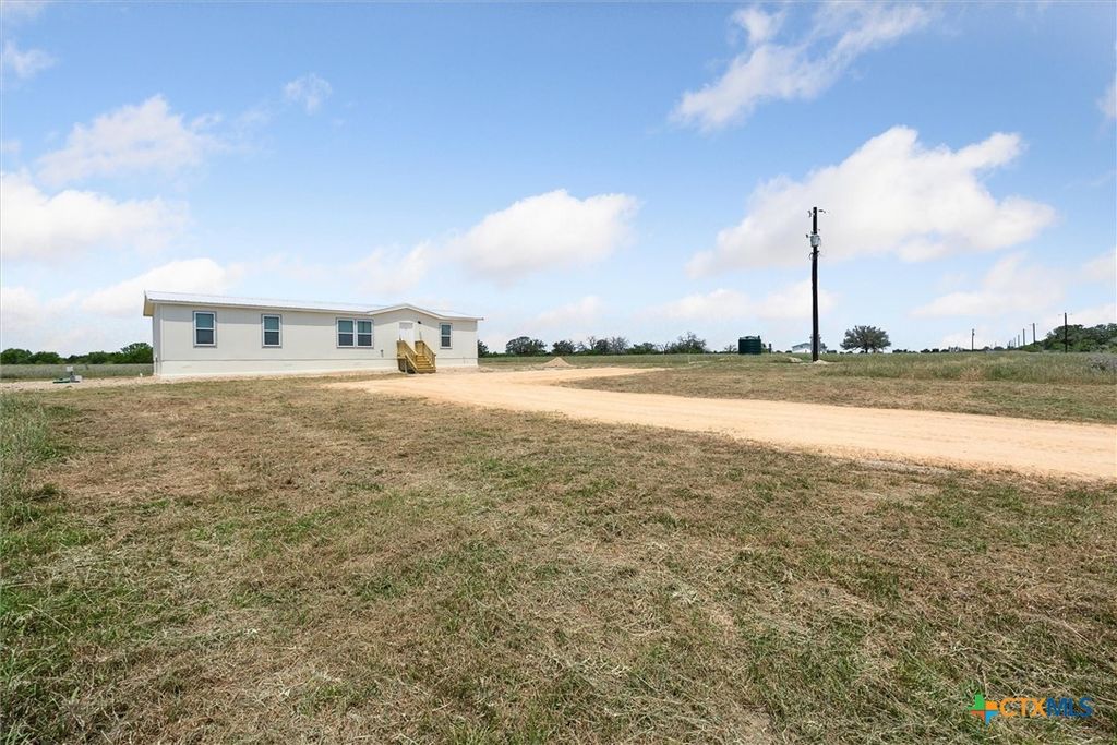 1287 County Road 402, Flatonia, TX 78941
