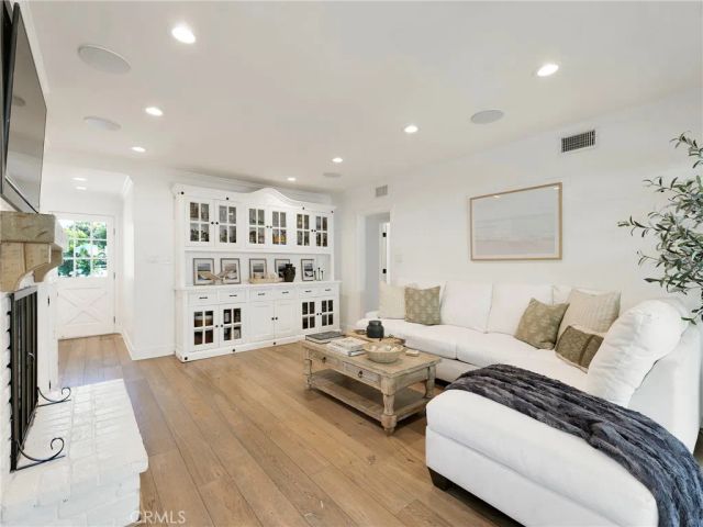 23271 Sylvan, Woodland Hills, CA 91367