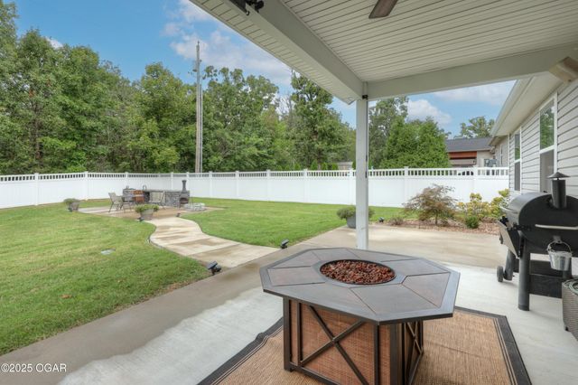 512 Dogwood Trails Loop, Carl Junction, MO 64834