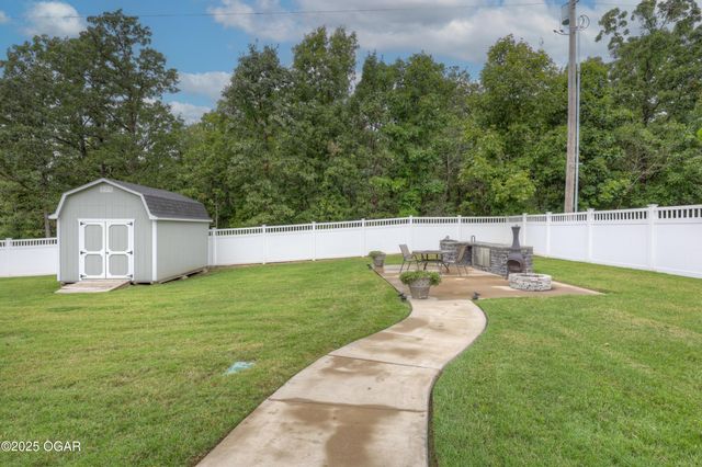 512 Dogwood Trails Loop, Carl Junction, MO 64834