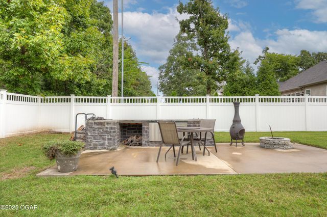 512 Dogwood Trails Loop, Carl Junction, MO 64834