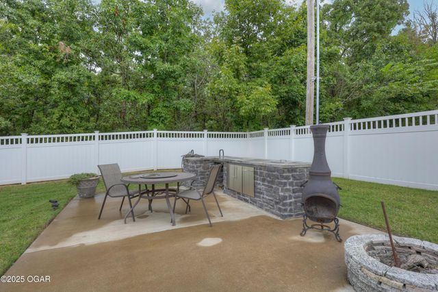 512 Dogwood Trails Loop, Carl Junction, MO 64834