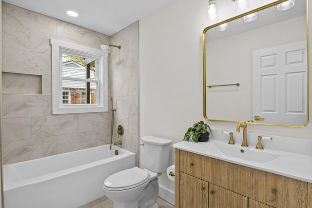 202 Paul Sawyier Drive, Frankfort, KY 40601