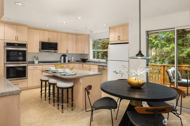 3905 96th Avenue SE, Mercer Island, WA 98040