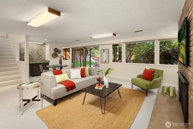 3905 96th Avenue SE, Mercer Island, WA 98040