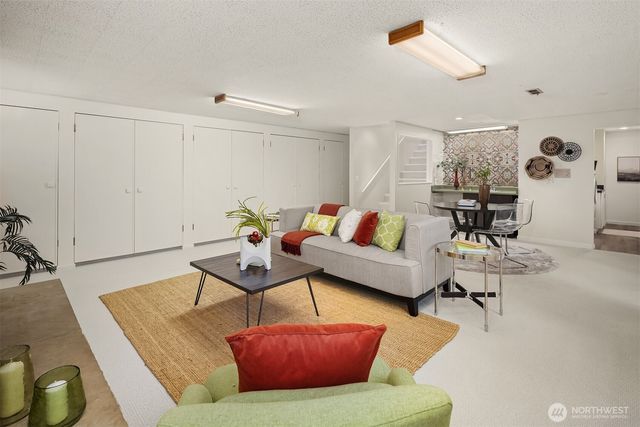 3905 96th Avenue SE, Mercer Island, WA 98040