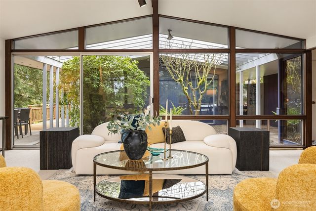 3905 96th Avenue SE, Mercer Island, WA 98040