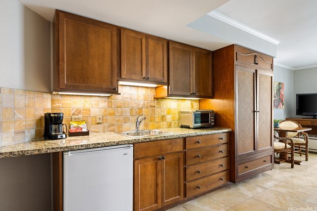 2045 Kalakaua Avenue 1004, Honolulu, HI 96815