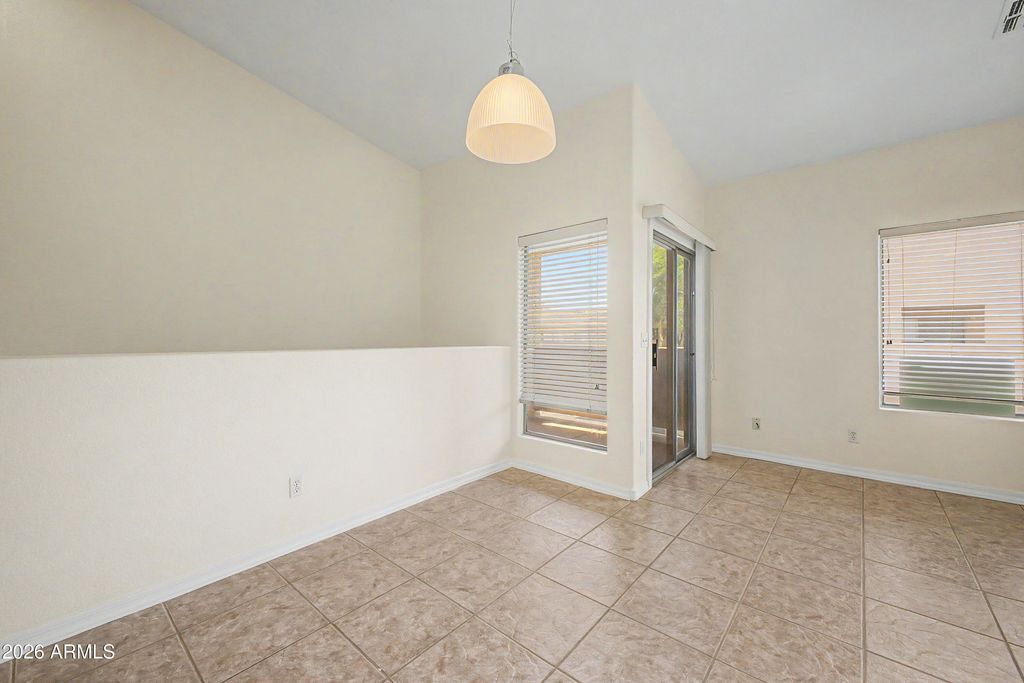 Image 7 of property listing at 1406 W EMERALD Avenue 103, Mesa, AZ 85202
