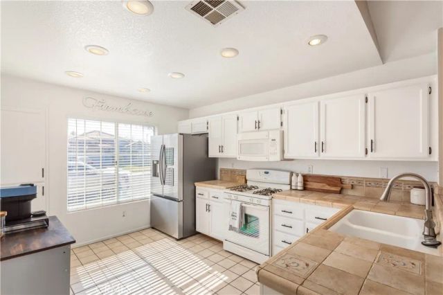 1298 Canterbury, Perris, CA 92571