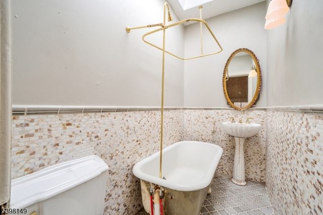 214 Angelique St, Weehawken Twp., NJ 07086