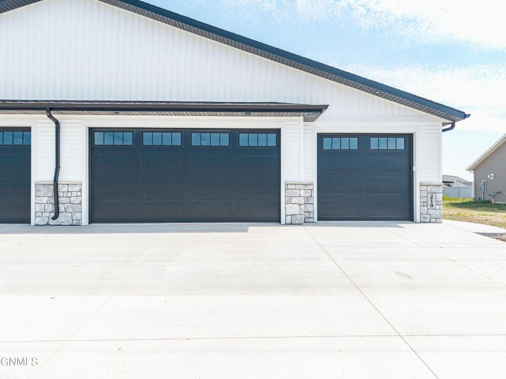 219 Kamrose Drive, Bismarck, ND 58504 photo 2