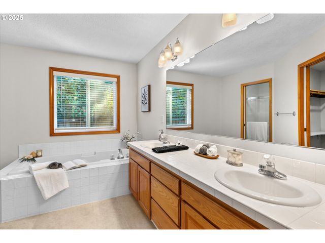 753 NICOLE Dr, West Linn, OR 97068