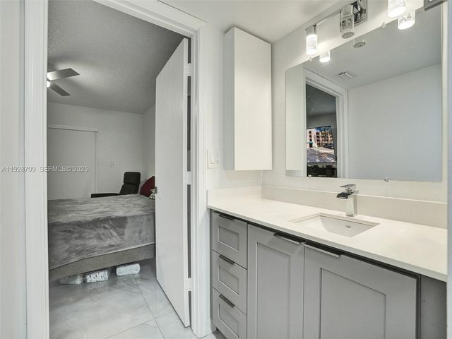 9470 Tangerine Pl 207, Davie, FL 33324