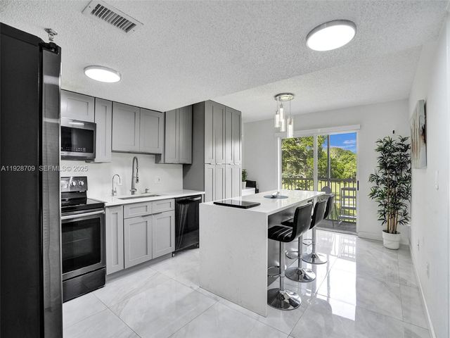 9470 Tangerine Pl 207, Davie, FL 33324